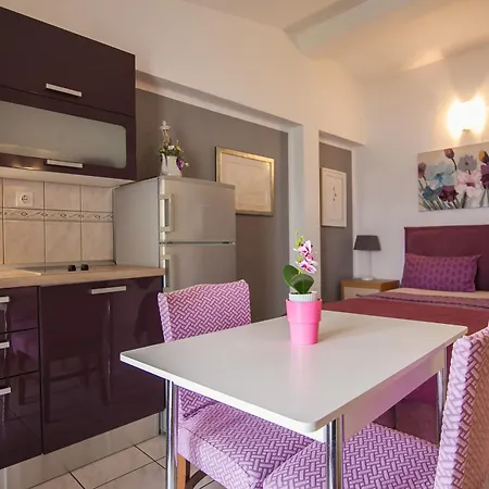 Paula Apartman *