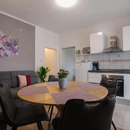 Paula Apartman *